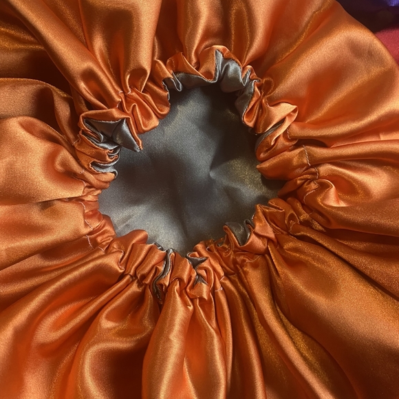 Satin reversible bonnets - Picture 3 of 3